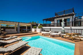Villa Cavendish with sea views and heatable pool close to Flamingo Beach